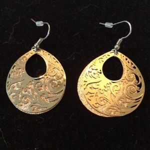 🌷Bundle dangling two-piece brass tone acanthus front, solid back earrings
